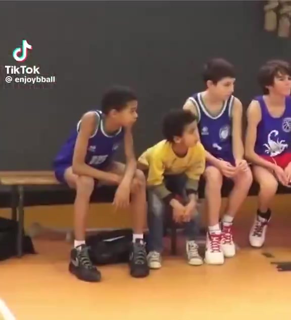 这几岁?美媒晒幼年文班打球视频 每次对方进球小文班都会生气