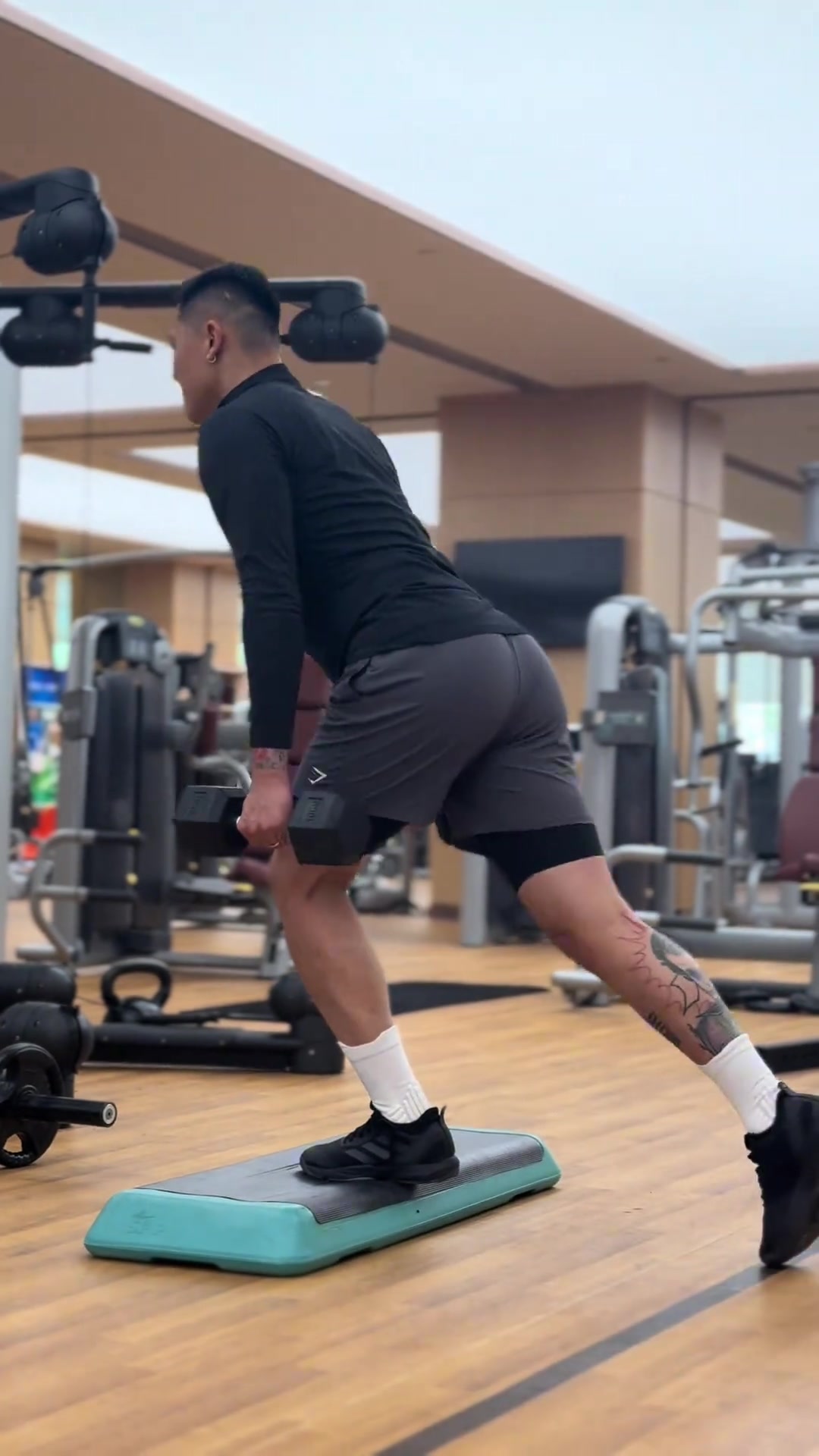 本赛季4场丢7球，36岁王大雷晒训练视频：菜就多练呗！