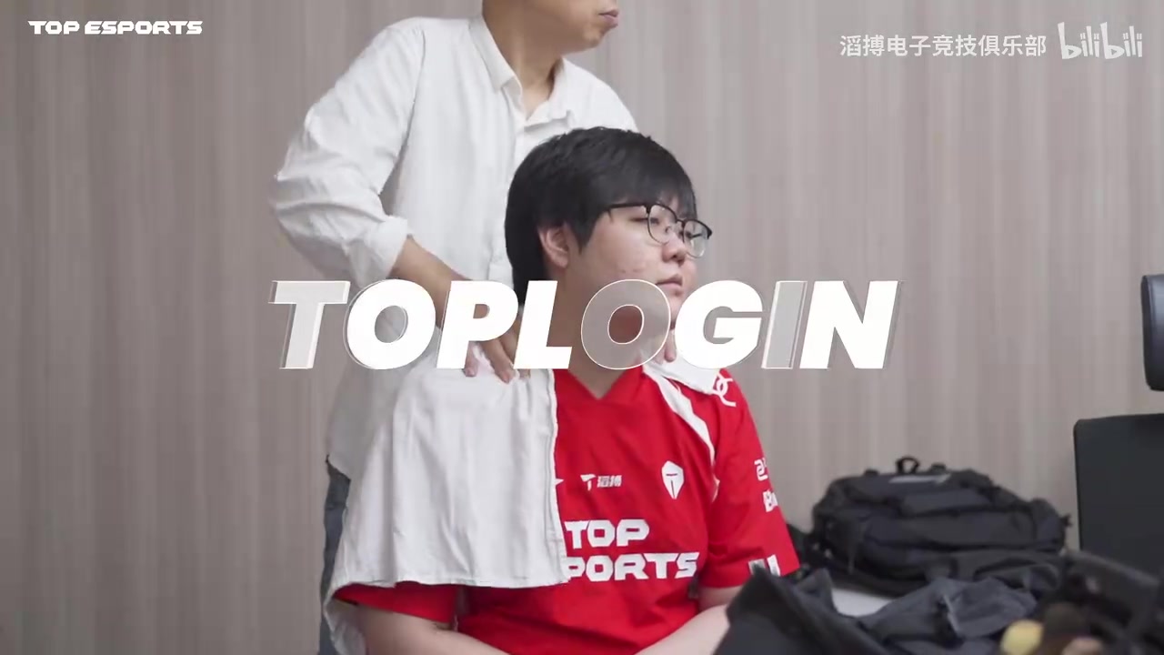 伟大无需多言?战胜BLG后 JKL与队友复盘后继续和郭皓谈话