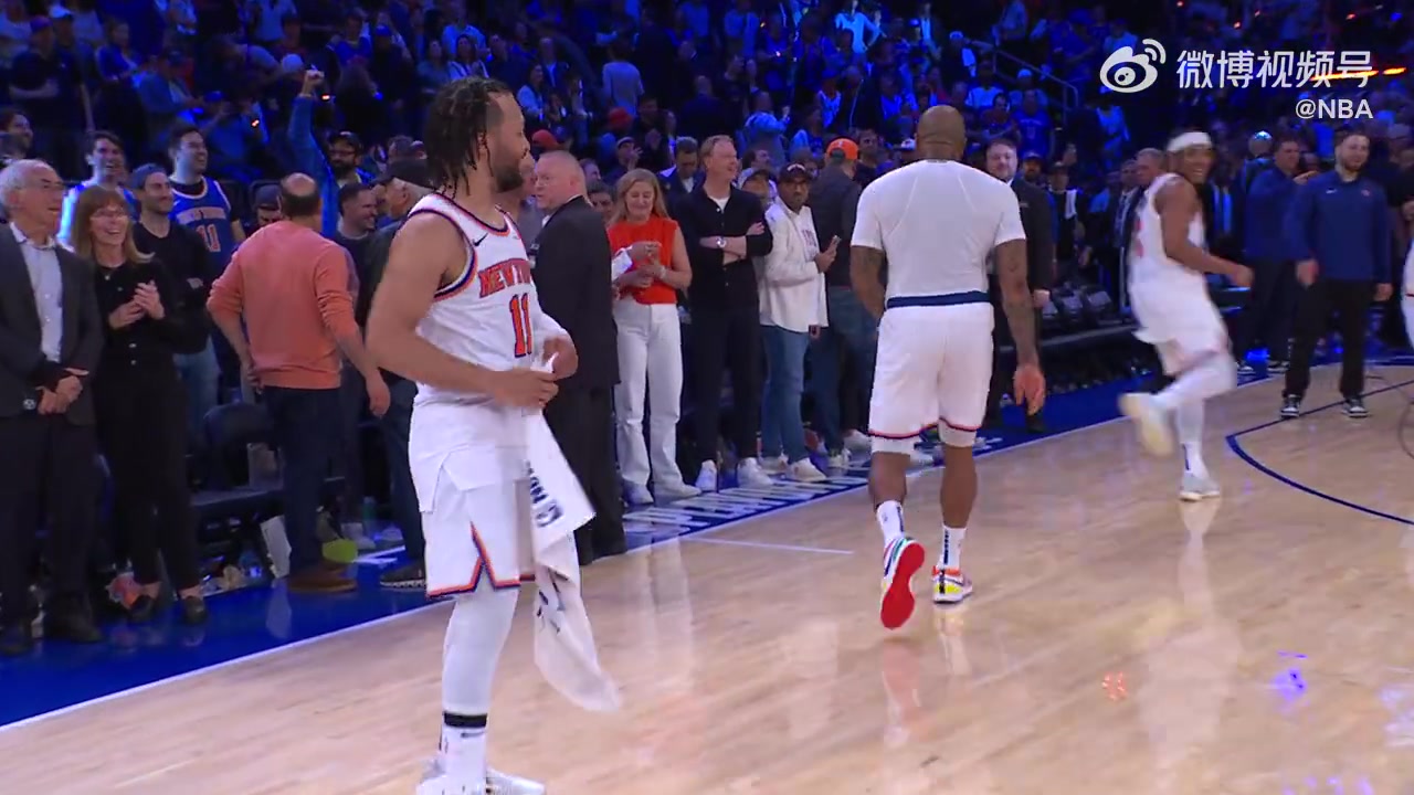 这庆祝方式? 布伦森赛后接受采访时被塔克和麦克布莱德拍屁股